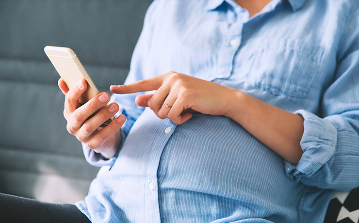 Pregnant women with a smartphone.