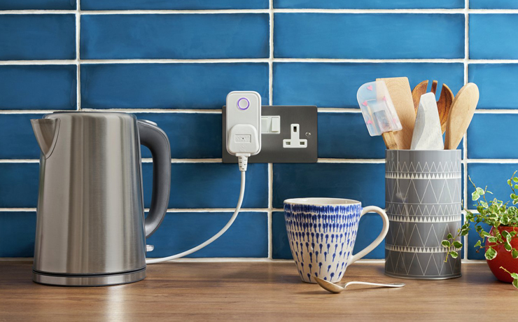Kettle plugged into a smart plug