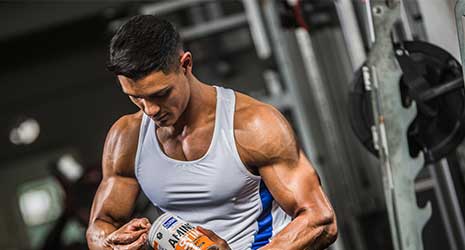 Image of a man in the gym flexing his muscles.